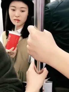 小姐姐牵我手,小姐姐牵我手的故事