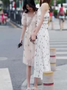 看小姐姐裙子里面,小姐姐裙摆下的时尚秘密